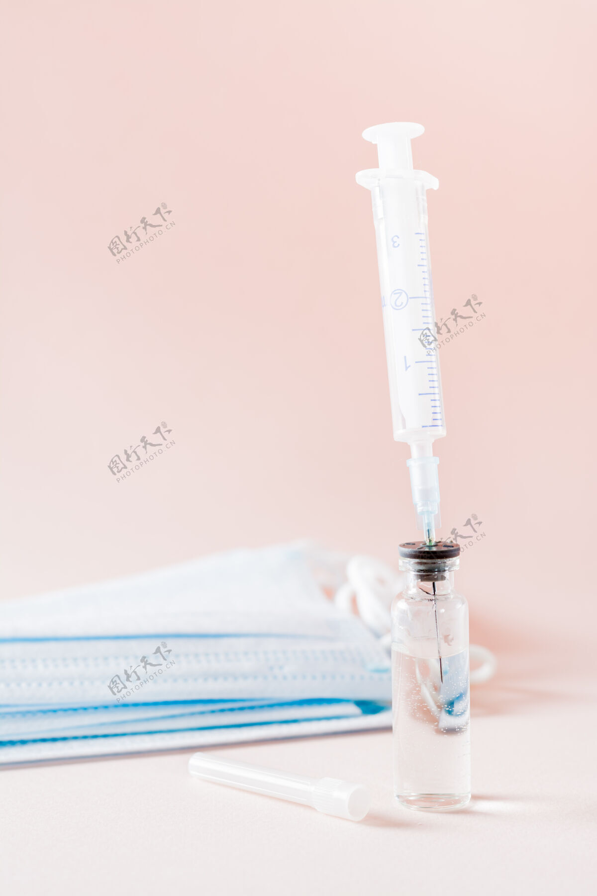 玻璃疫苗接种和注射器针头插入玻璃疫苗瓶和面部垂直遮罩查看治疗实验室药物