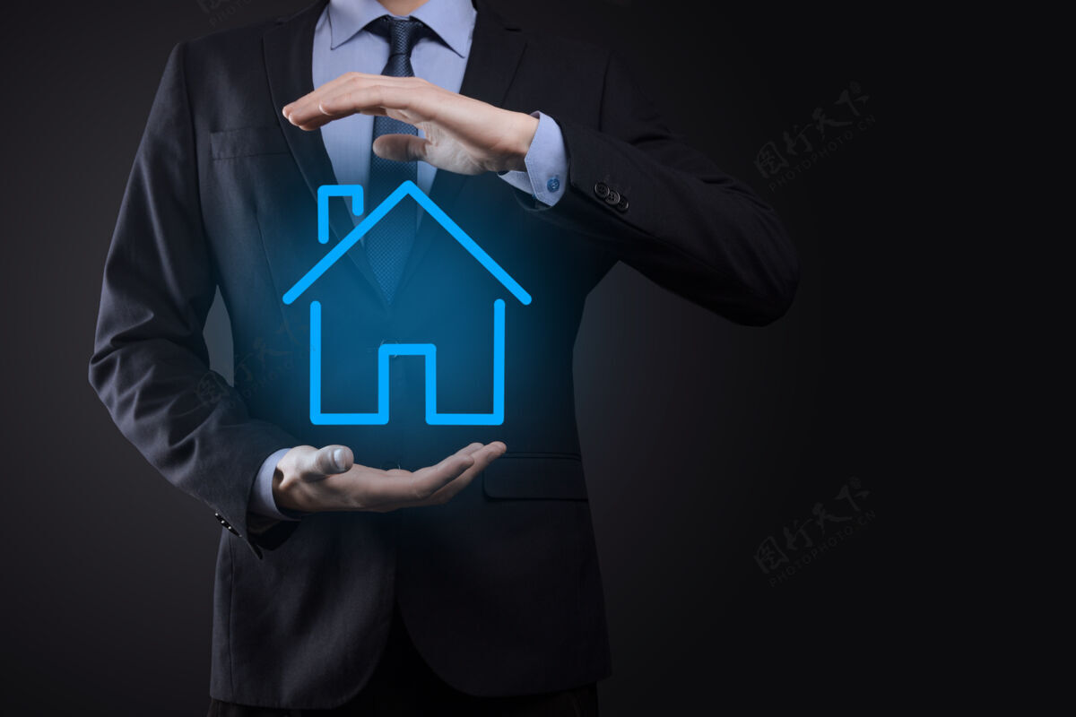 投资房地产概念 商人拿着房子icon.house公司在手部财产保险和安全概念.保护人的姿态和房子的象征商业护理房地产