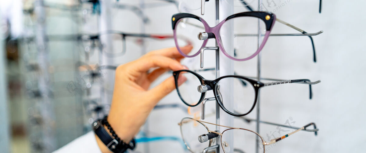 医疗保健一排玻璃杯眼镜商商店看台在光学商店里戴眼镜治疗工作治疗
