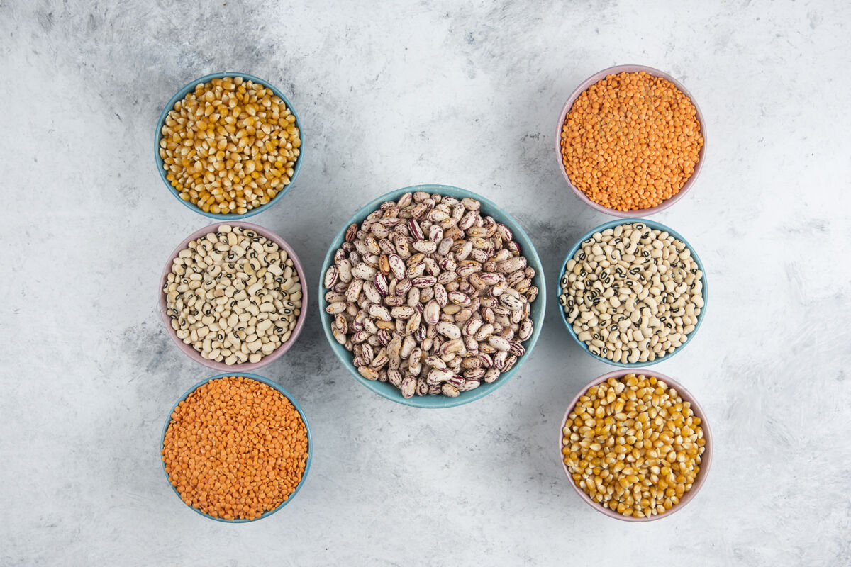 食物大理石表面有一堆各种生豆子 玉米和红扁豆碗烹饪堆