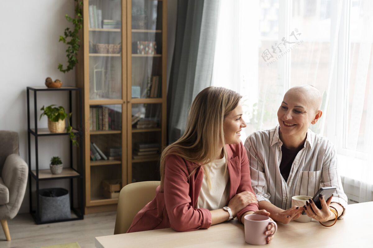 女人患有皮肤癌的女人花时间和她的朋友在一起意识战斗医疗