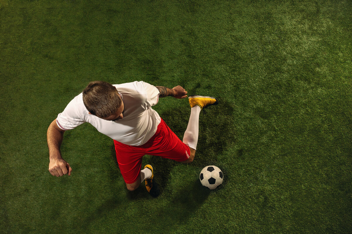 球员绿草上足球或足球运动员的顶视图射击球场地