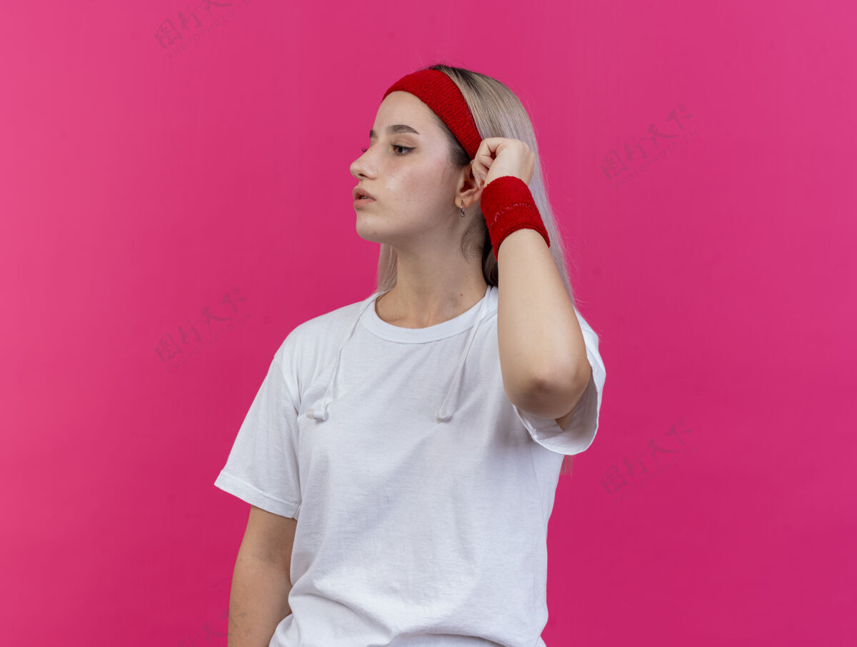 运动自信的年轻白种人运动女孩戴着牙套周围脖子耳机
