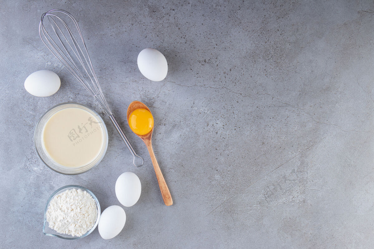 营养白鸡蛋 蛋黄和一碗面粉放在石桌上生的健康有机