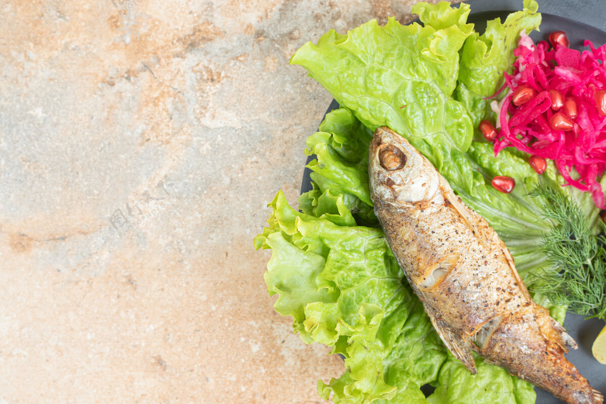 卷心菜青鱼配生菜和红卷心菜放在木盘上食物生菜腌菜