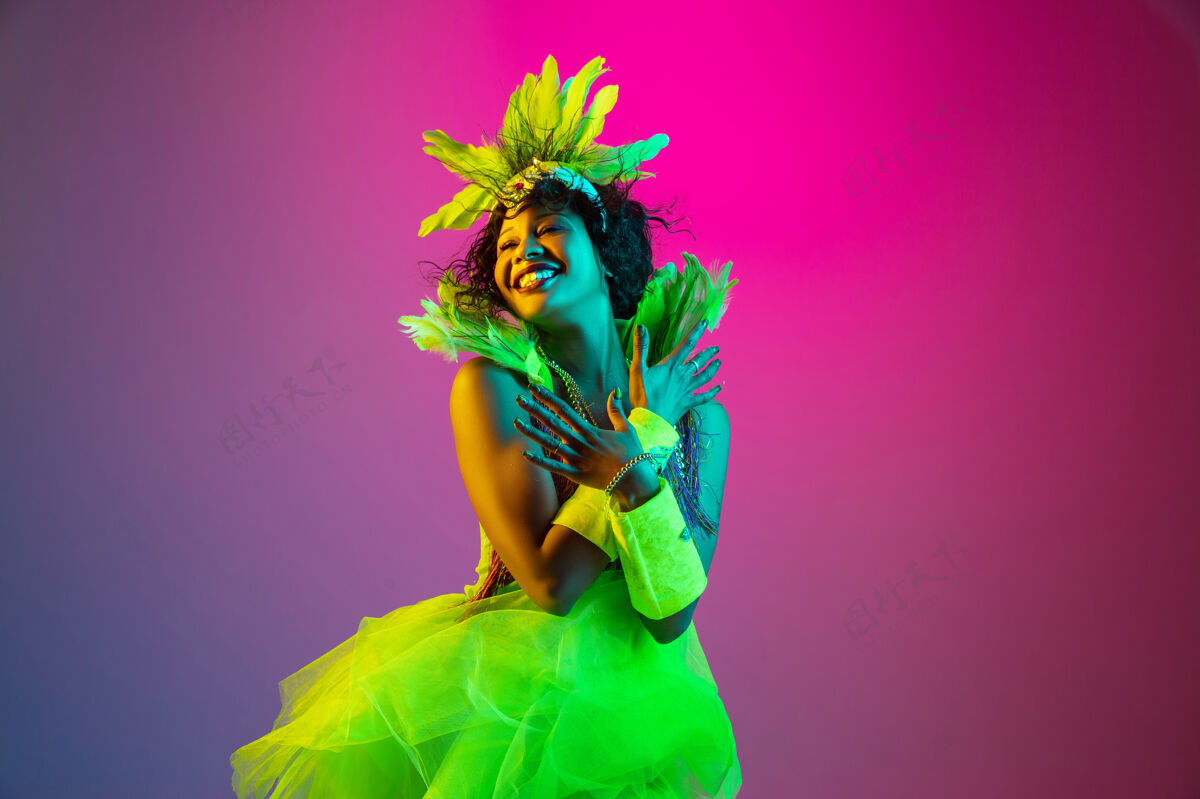 里约热内卢美丽的年轻女子在狂欢节和化装舞会服装在霓虹灯梯度年轻节日女人
