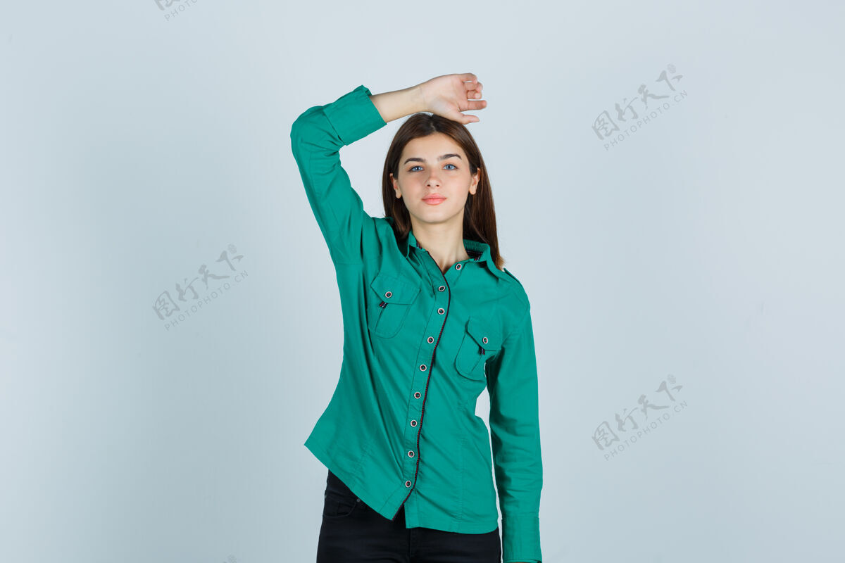 站立身穿绿衬衫的年轻女士手挽着手 看上去自信满满 俯瞰前方女士人物休闲
