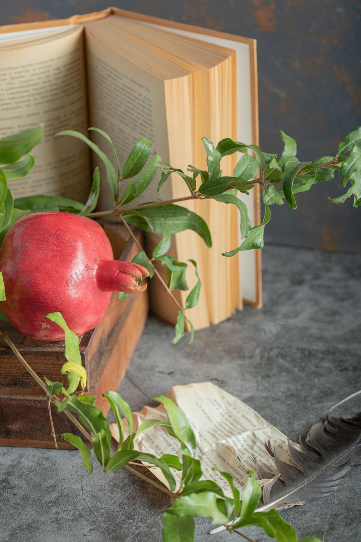 水果红石榴装在木箱里 里面有书和叶子石榴新鲜页面