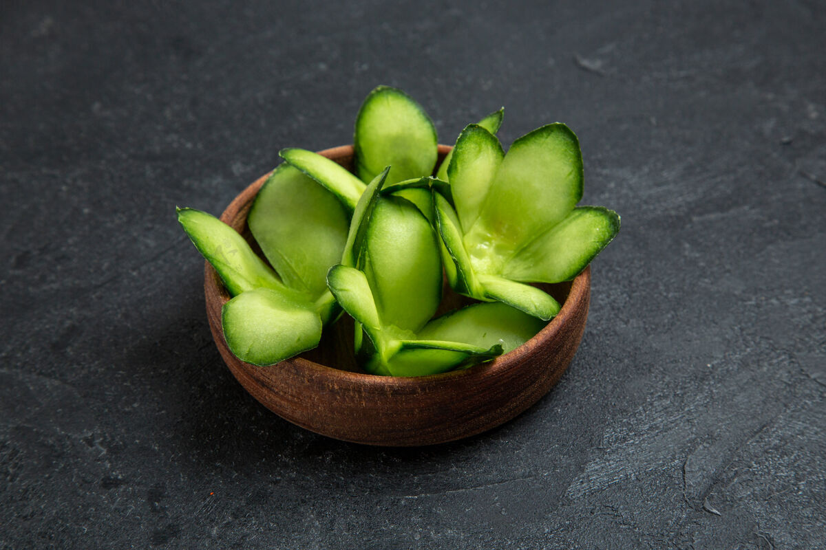 绿豌豆前视图设计切片黄瓜在灰色空间内锅雪豌豆苹果里面