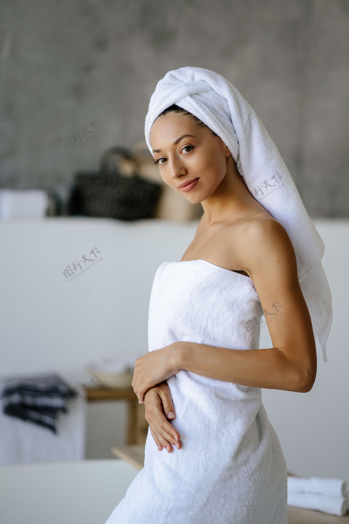 水疗穿着白毛巾的年轻白种女性模特 沐浴后神清气爽 拥有健康洁净的柔软皮肤 在舒适的浴室里摆姿势女人 美丽和卫生理念毛巾浴室站