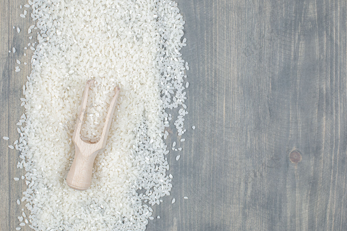 勺子健康的生米用木勺放在木桌上自然生的未经料理的