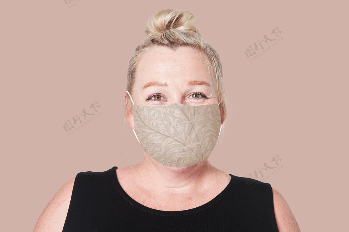 空气污染戴口罩的成熟女性参加covid-19预防运动布面具棕色老年人