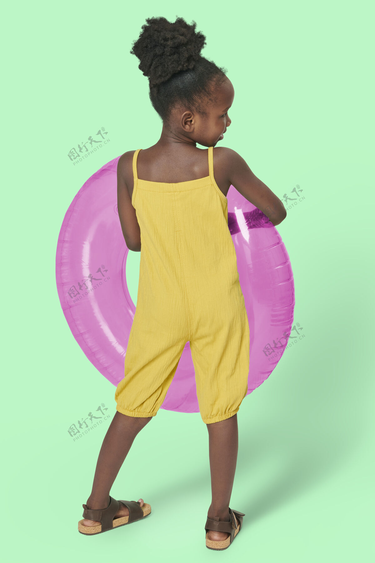 粉色全身后视图黑色女孩游泳环儿童休闲产品