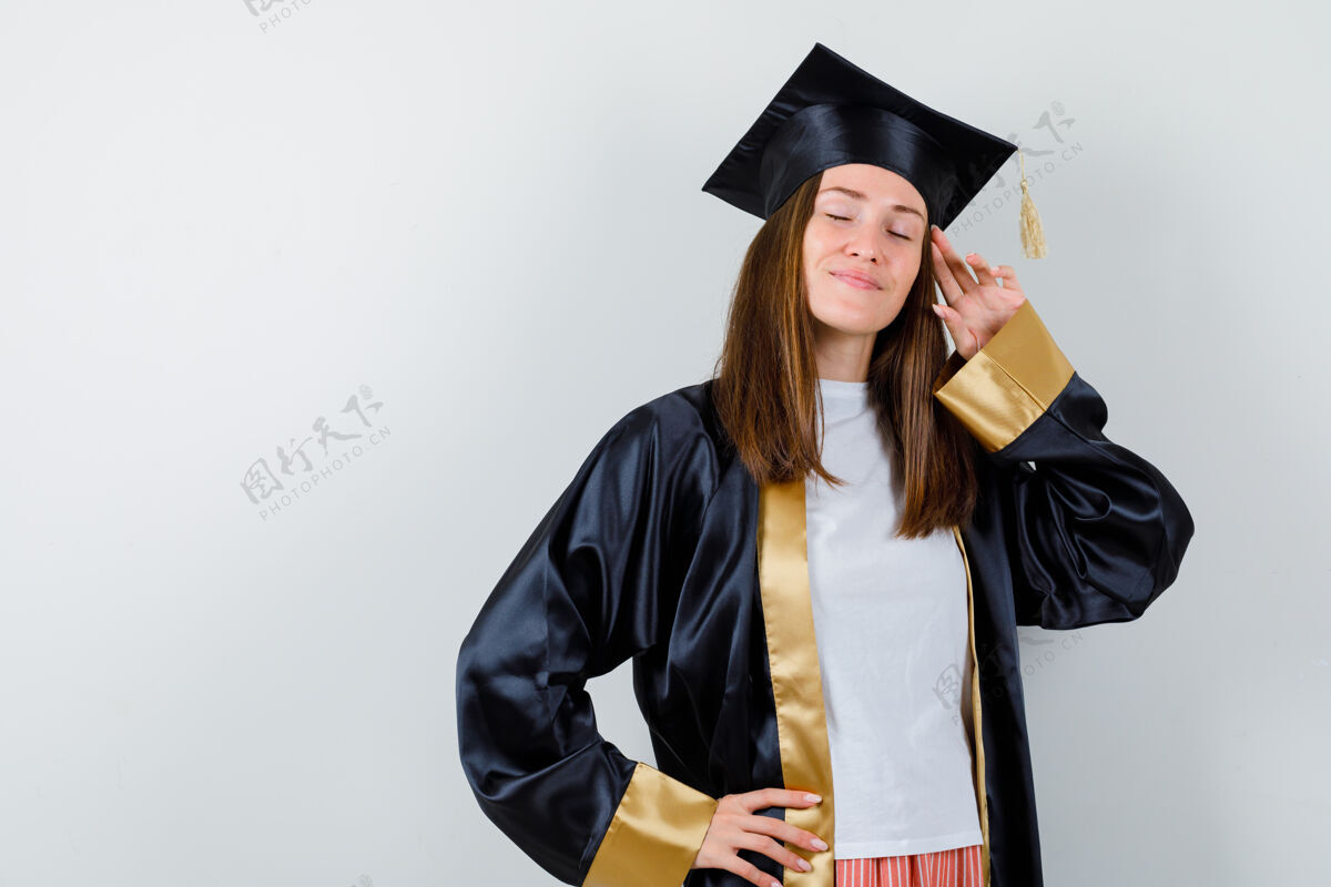 放松女毕业生穿着制服 手指碰头摆姿势 穿着休闲服 看上去很放松 正面照欢呼微笑证书