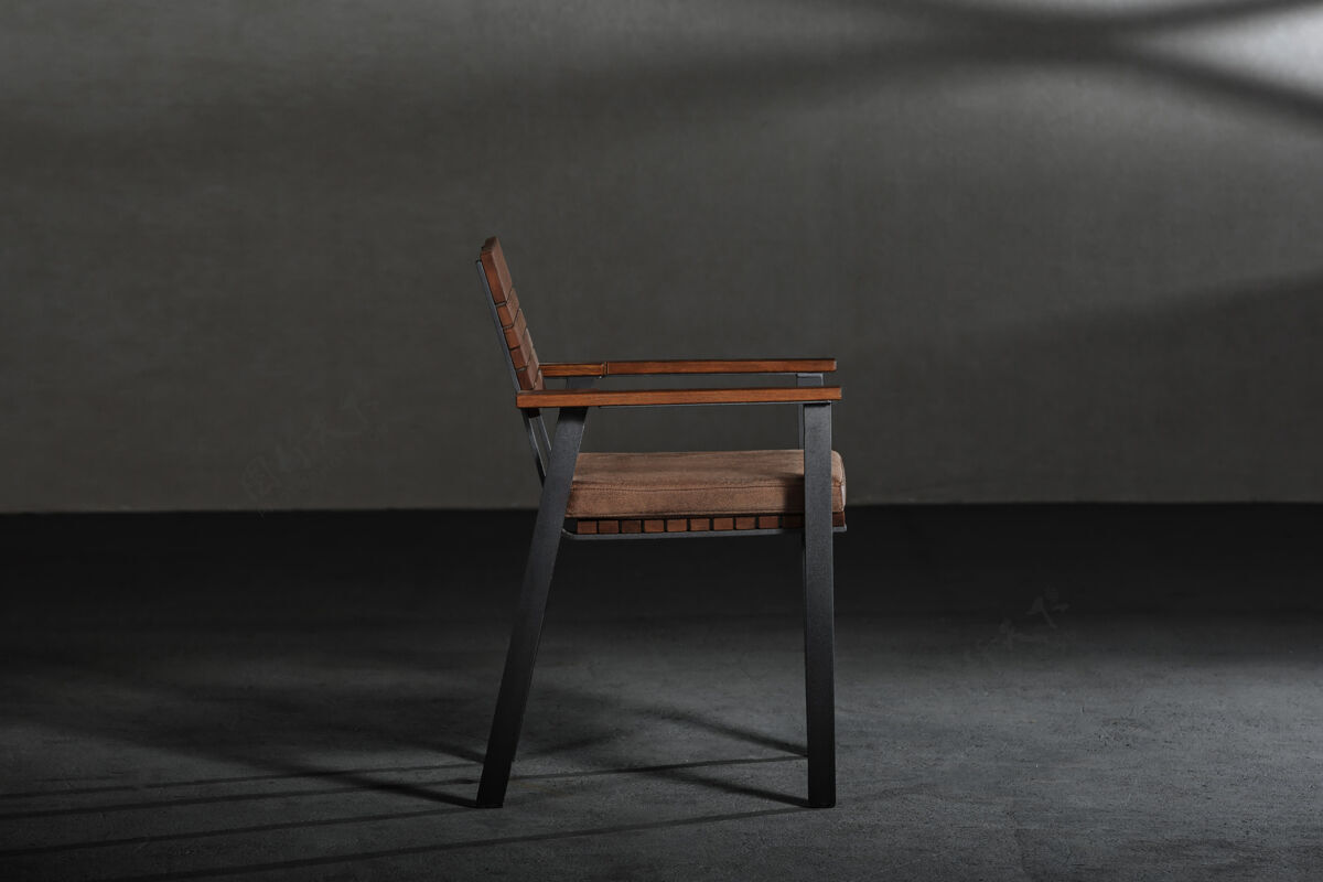 金属在灰色墙壁的房间里 一把简单的 带金属腿的现代椅子的特写镜头椅子设计舒适