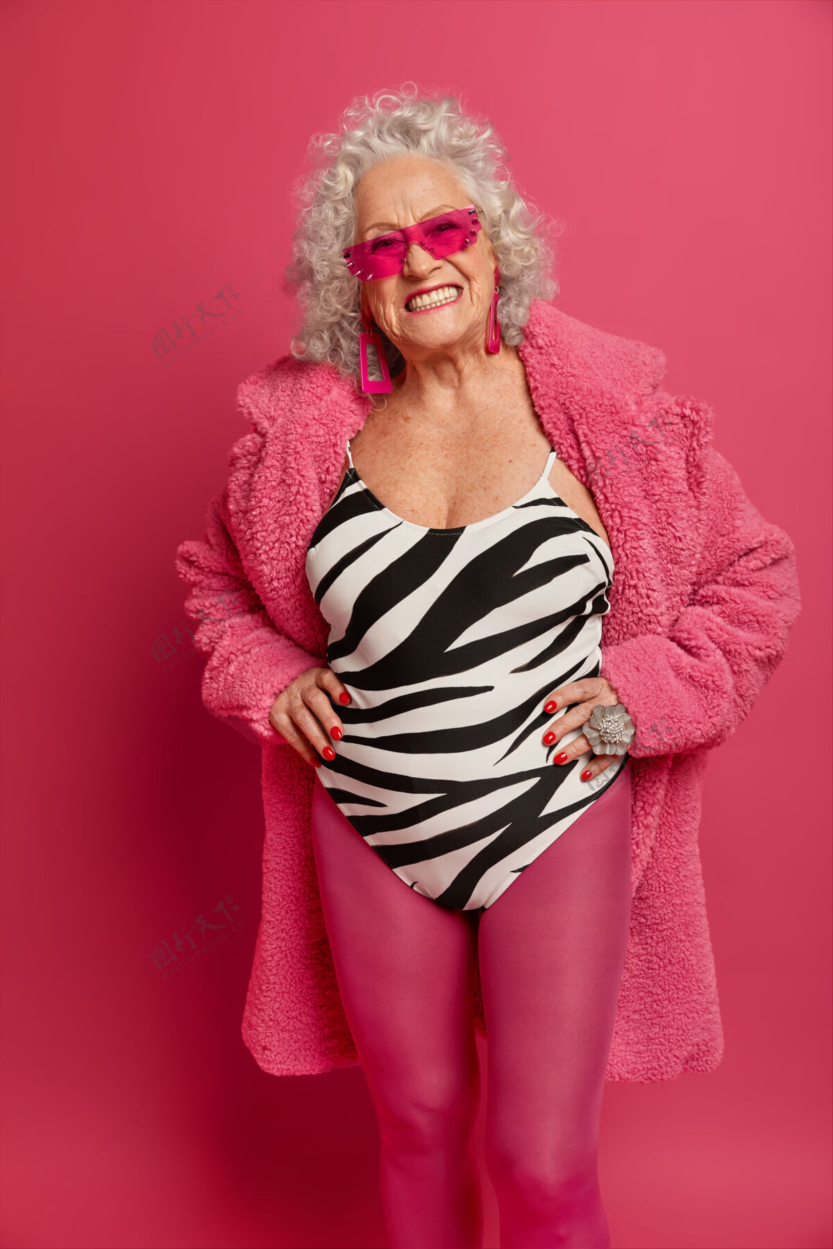 人幸福满脸皱纹的时尚老奶奶的特写写真室内微笑快乐