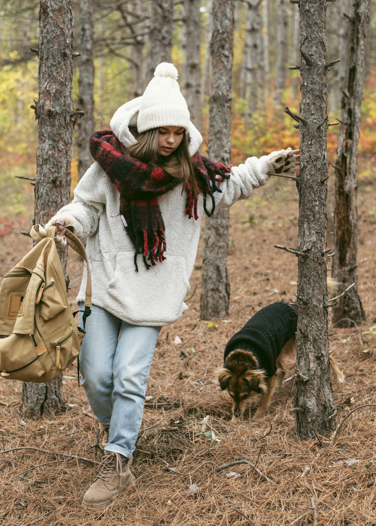 冬天穿冬衣的年轻女人和她的狗愉快狗户外