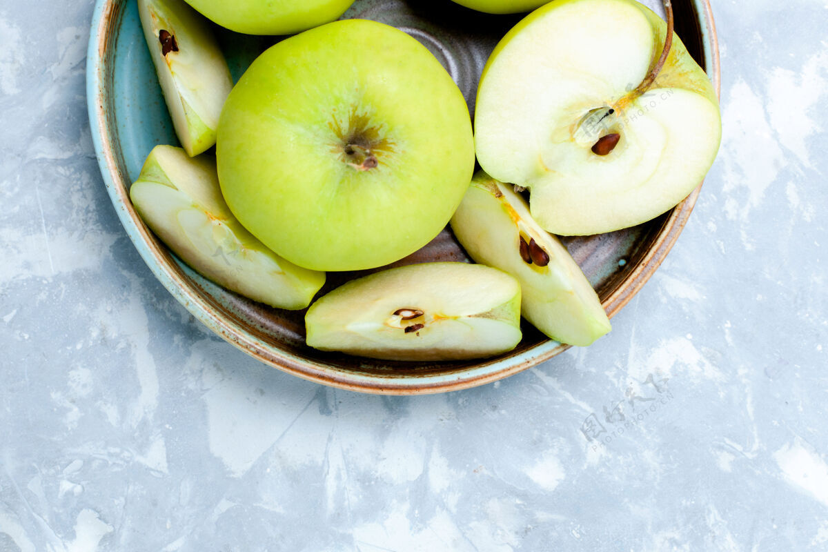 香蕉顶部近距离观看新鲜的绿色苹果切片和整个水果表面的光水果新鲜醇厚成熟的食物维生素奶奶查看整个