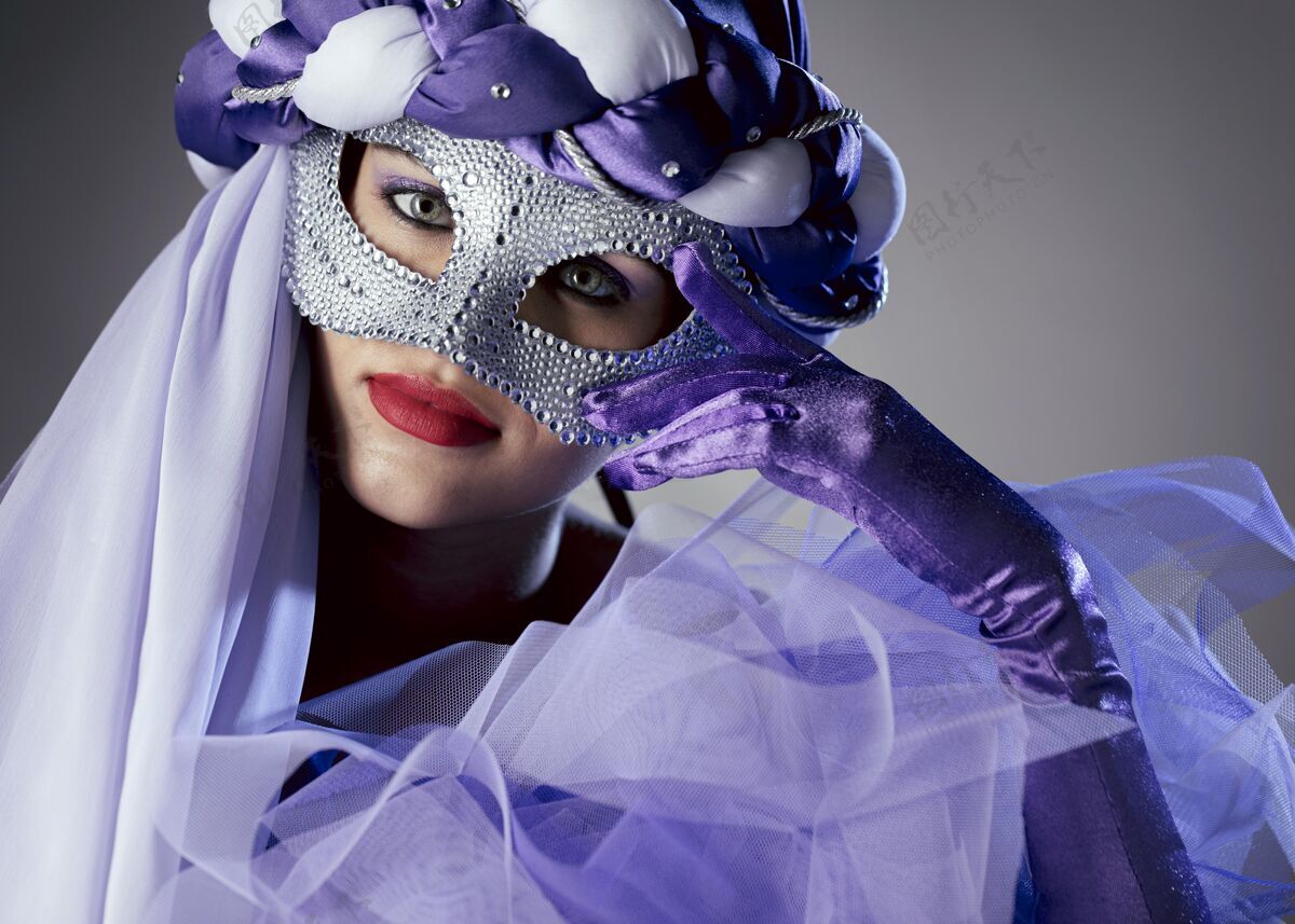 女性戴着狂欢节面具的神秘女人优雅女人神秘