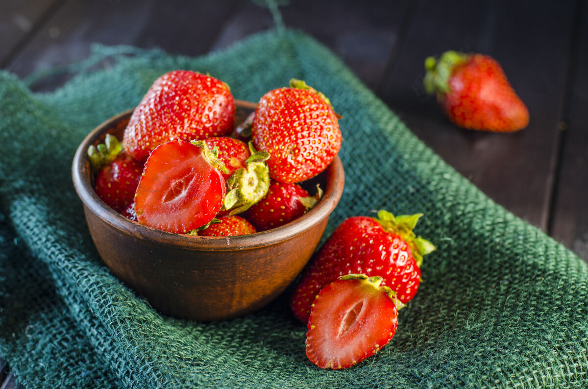 食物把成熟的草莓放在一个碗里放在一张特写桌上抗氧化剂早餐美味