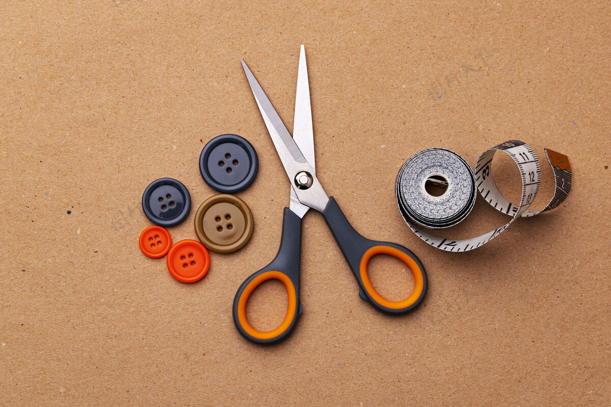 剪刀在米色表面缝制纽扣和剪刀形状裁缝框架