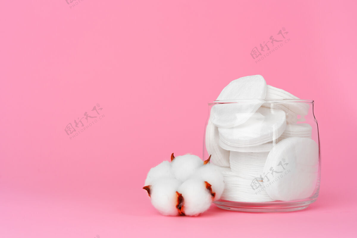 圆形在纸表面的罐子里放一张护肤用的棉盘卫生棉花清洁