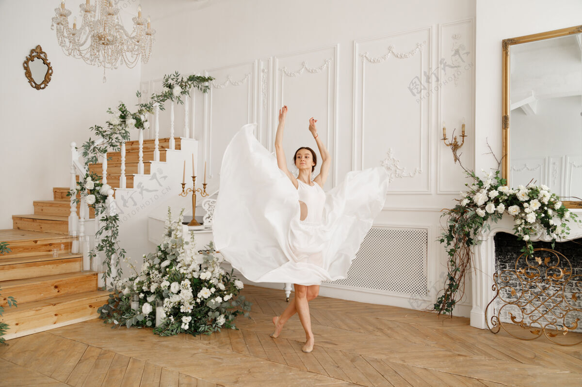 平衡芭蕾舞演员在一个美丽的古典大厅腿光人