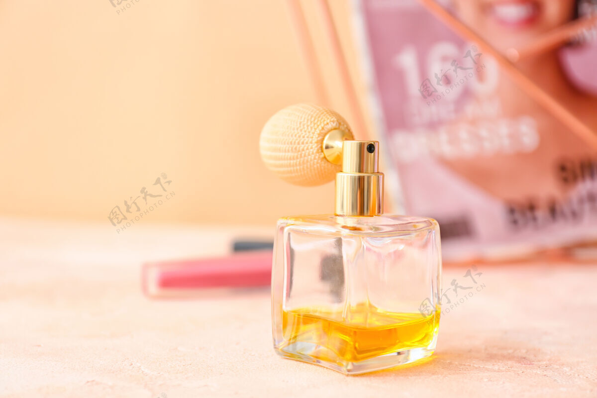 化妆品梳妆台上有一瓶香水衣服优雅芳香
