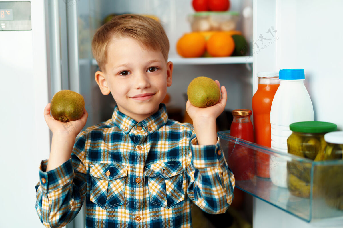 孩子小男孩站在打开的冰箱前挑选食物室内房子冰箱