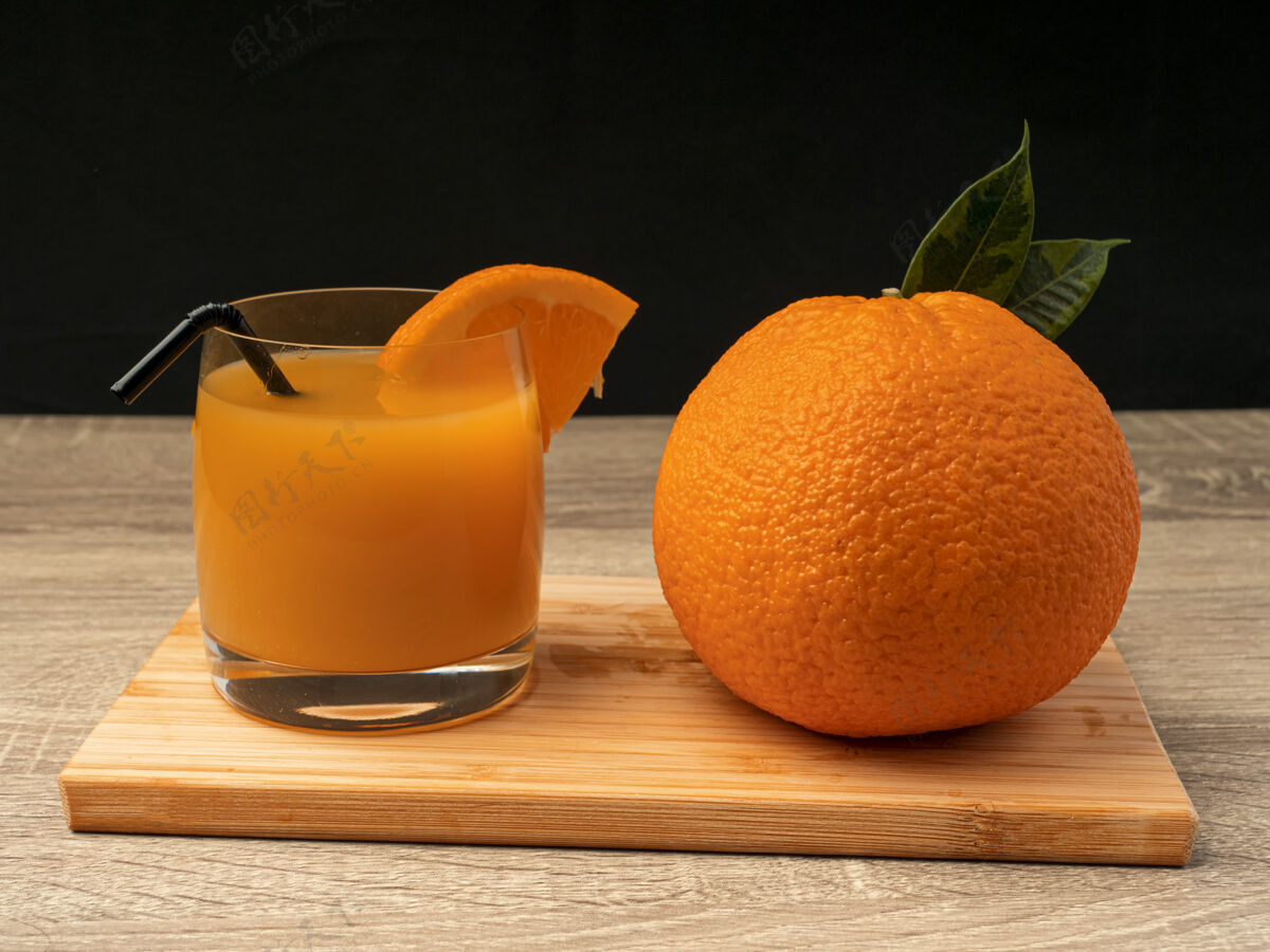 木板加橙汁和橙子的玻璃杯柑橘桌子多汁