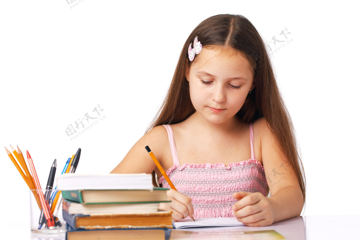 教育可爱的小女孩用铅笔和书在抄写本上写东西乐趣年轻智力