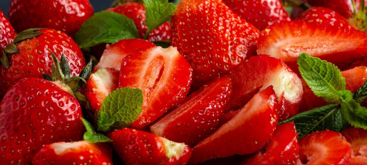 薄荷成熟的红草莓全切 薄荷枝 多汁成分成熟维生素收获