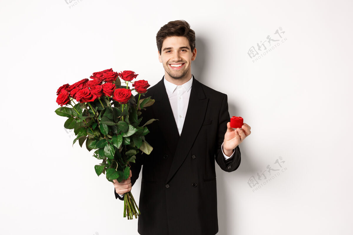 珠宝穿着黑色西装的帅哥 手持一束红玫瑰和一枚戒指求婚男人日期