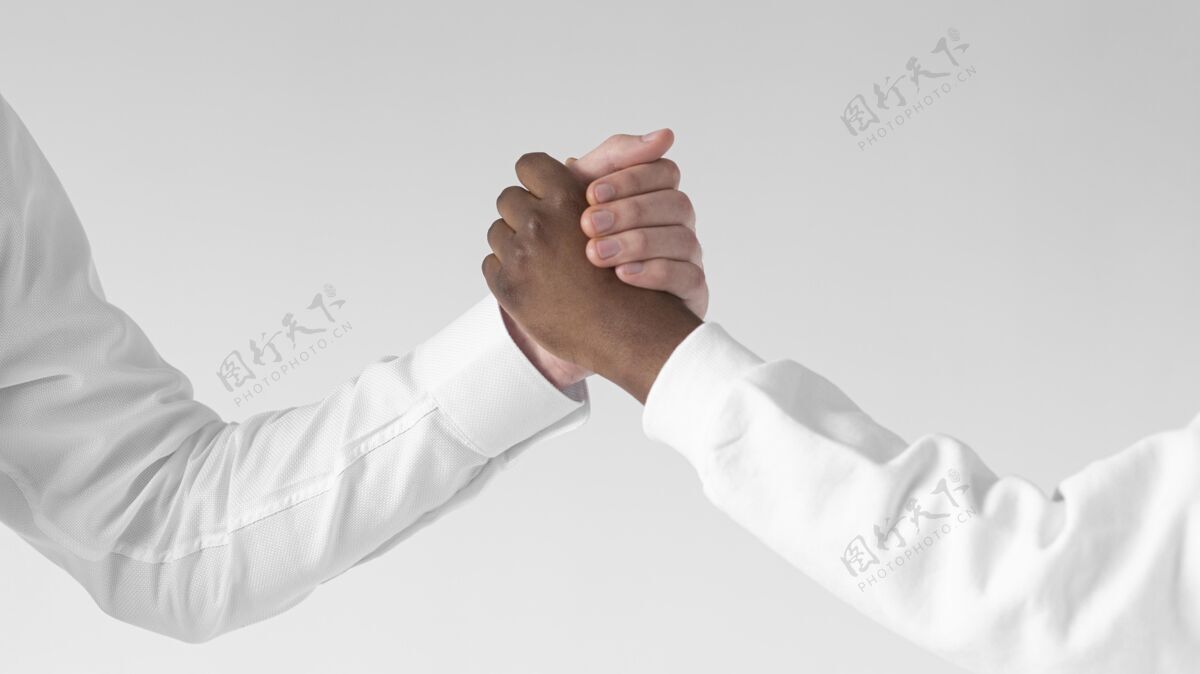 跨种族拉近不同的人的手技术协议接受