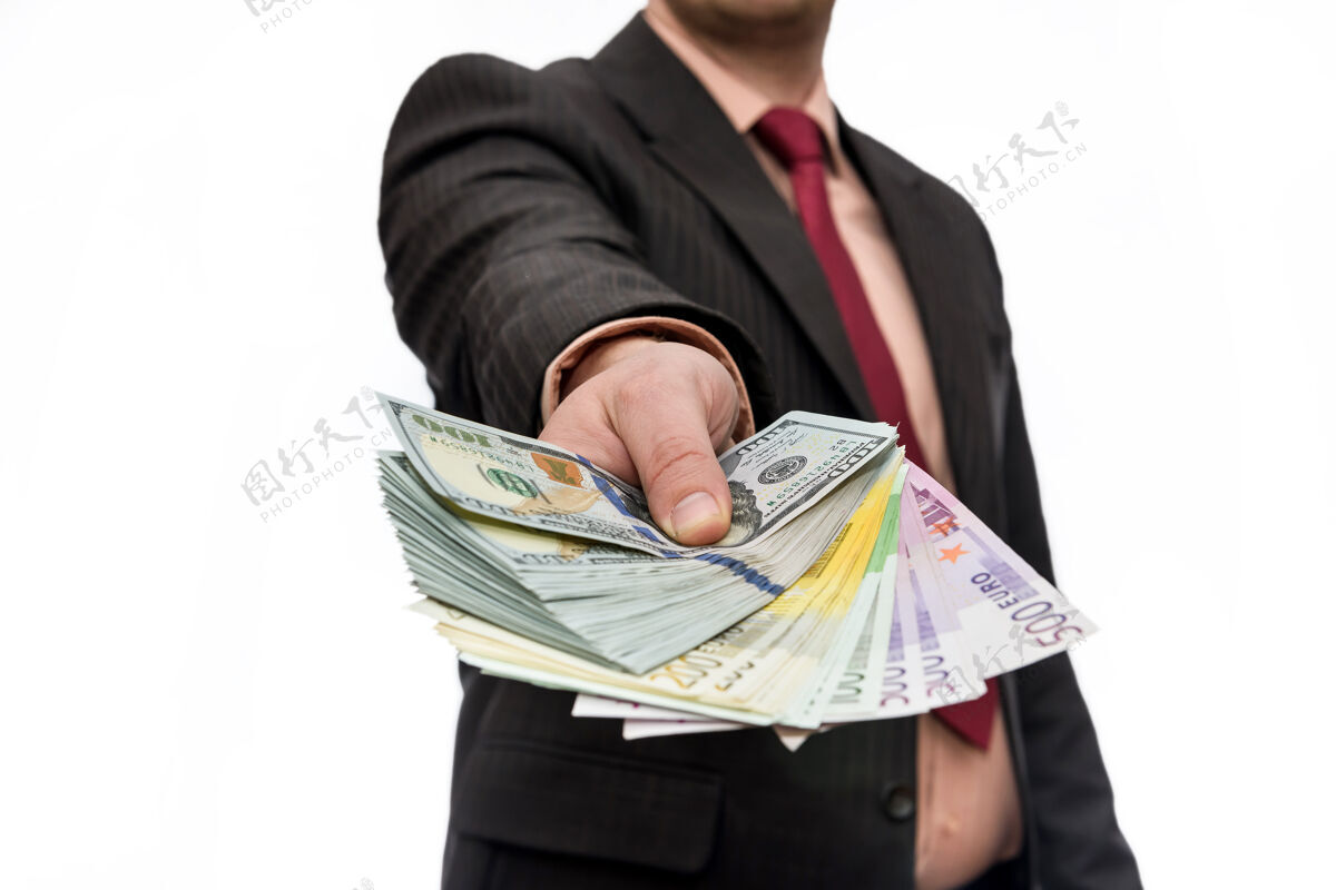 持有男性手举一堆美元和欧元钞票富人钞票金融