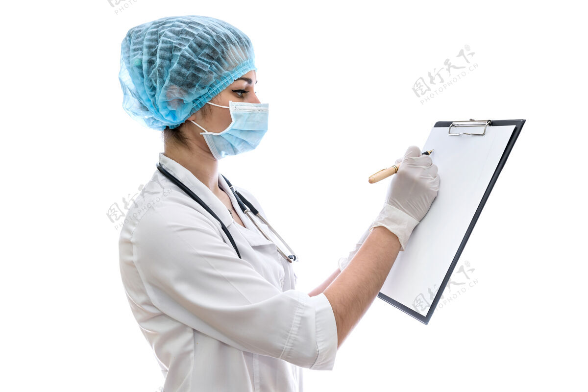 成人医生在白墙上的剪贴板上写字欢呼工作文件夹