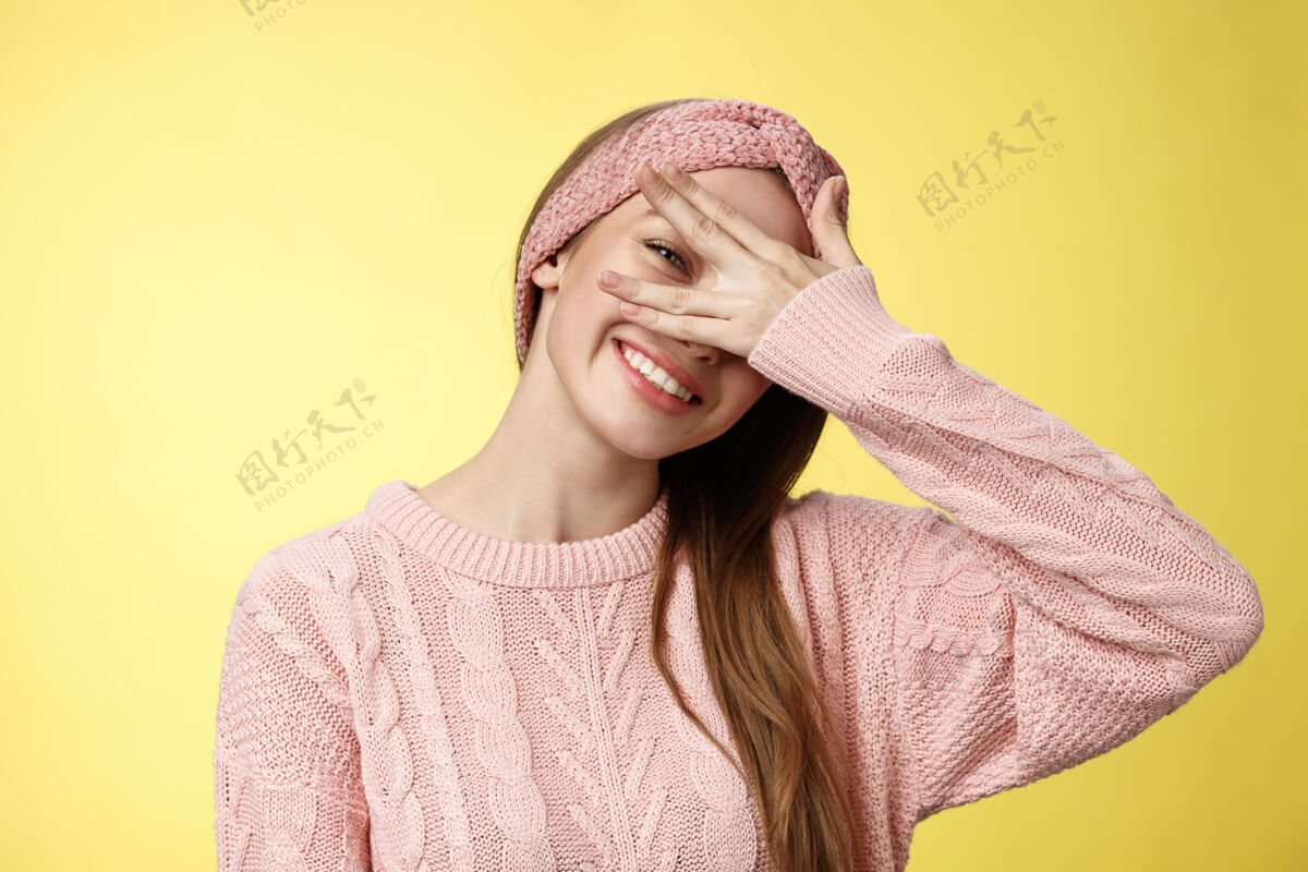 表情穿粉红色毛衣的女人女性美丽年轻