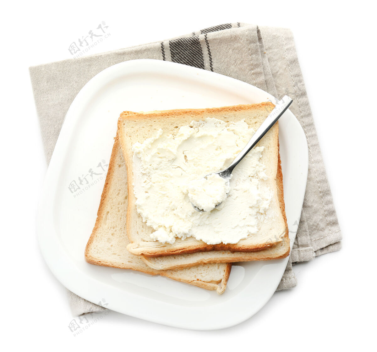 切片盘子里放着美味的烤面包和奶酪 单独放在白色盘子里早餐食物烹饪