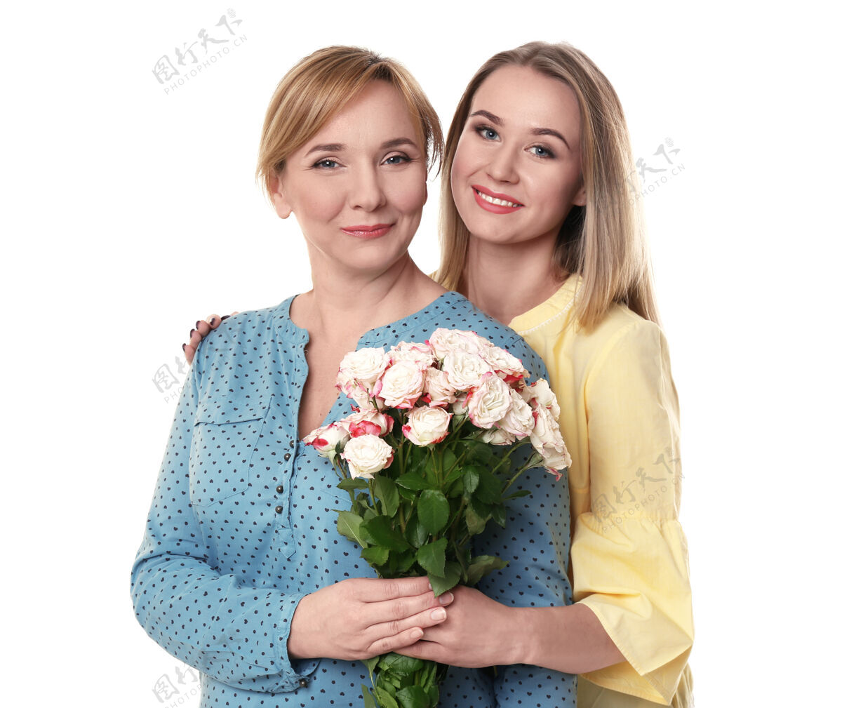 漂亮年轻的女人和她的母亲在白色的花束上节日年轻花