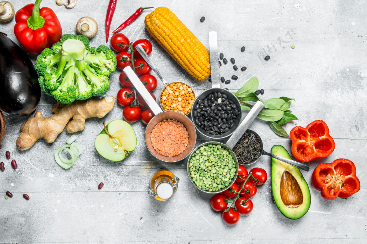 有机健康食品各种有机蔬菜和水果与豆类放在一张乡村的桌子上平衡Chia种子