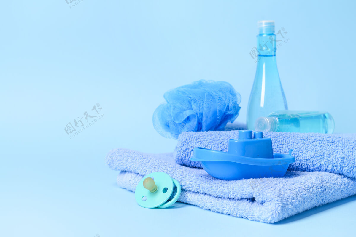 毛巾彩色背景的婴儿浴室配件物品身体凝胶