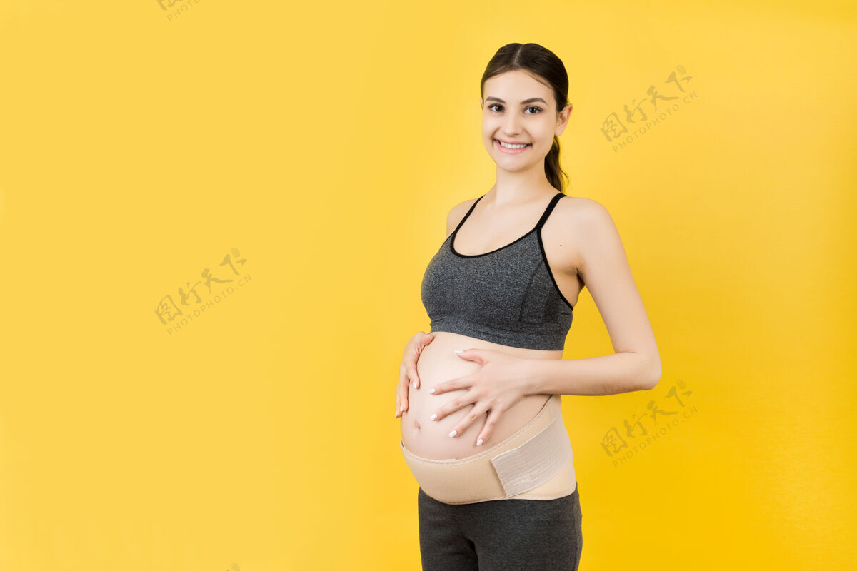 腹部孕妇穿着孕妇胸衣防止背痛背痛绷带肖像