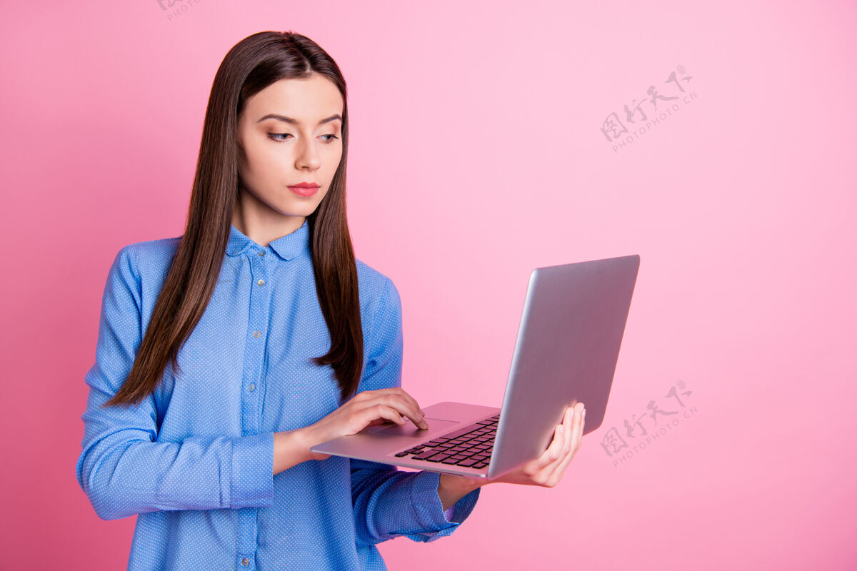 电脑认真专注自信的律师在电脑上工作的照片打字笔记本电脑女商人