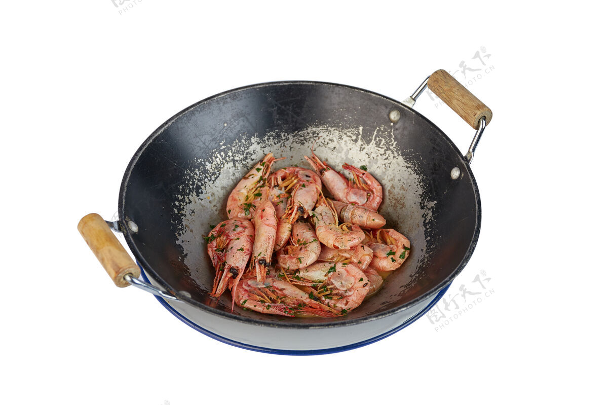 盘子虾放在白色的木盘上烹饪一餐虾