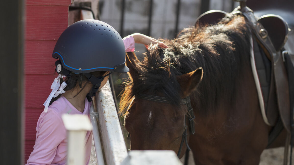 马背亚洲学童女孩骑马 在牧场骑马或练习骑马动物友谊孩子