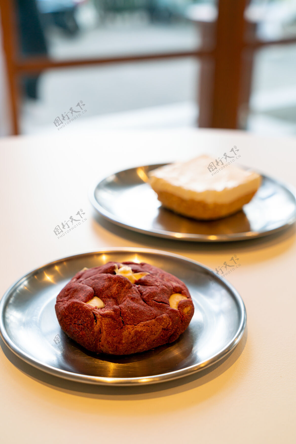 庆祝红丝绒饼干 盘子上有澳洲坚果烘焙早午餐红天鹅绒
