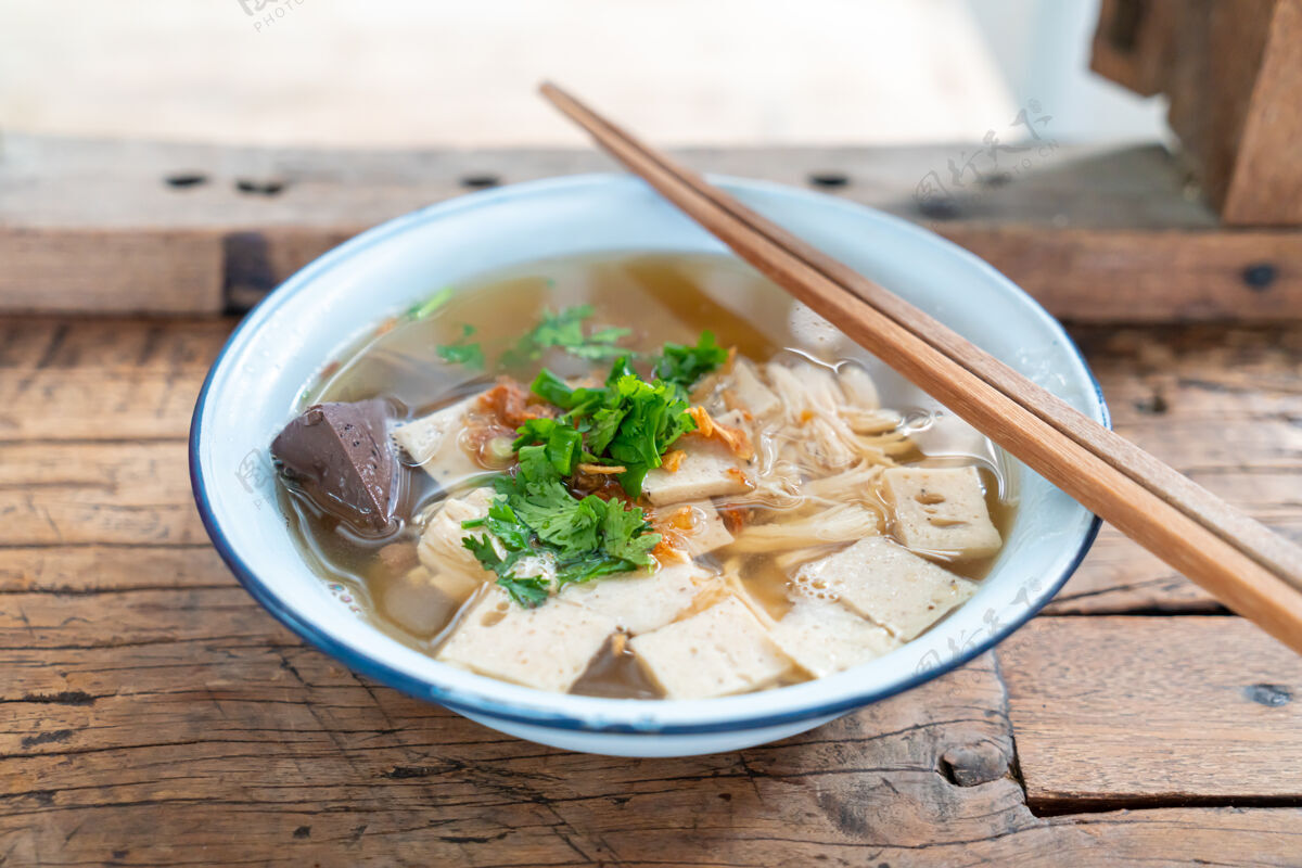蔬菜木桌越南肉鸡汤面肉传统美食