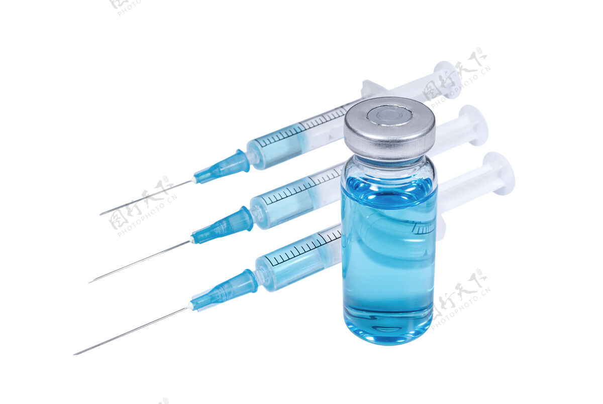 治疗三支注射器和白色背景的浅蓝色疫苗药瓶透明药品注射器