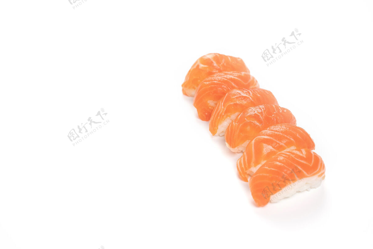 生的大马哈鱼寿司行这个它是传统的日本食物吃生鲜三文鱼和大米之间鲑鱼划船卷