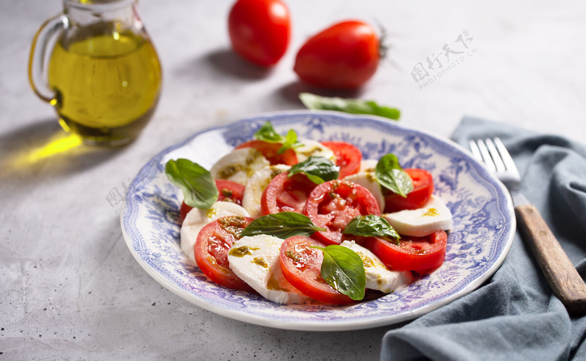 马苏里拉卡普列塞沙拉意大利菜以新鲜番茄 马苏里拉奶酪和罗勒为背景的著名沙拉叶子午餐沙拉